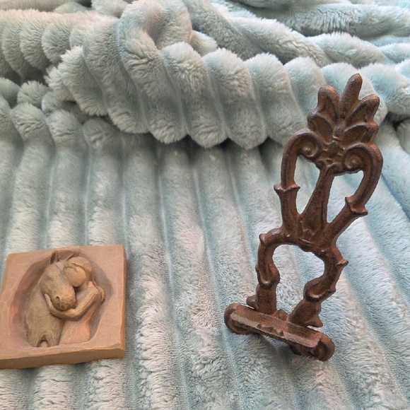 Willow Tree Quiet Strength Horse And Young Girl Plaque With Cast Iron Eisel - Picture 2 of 9